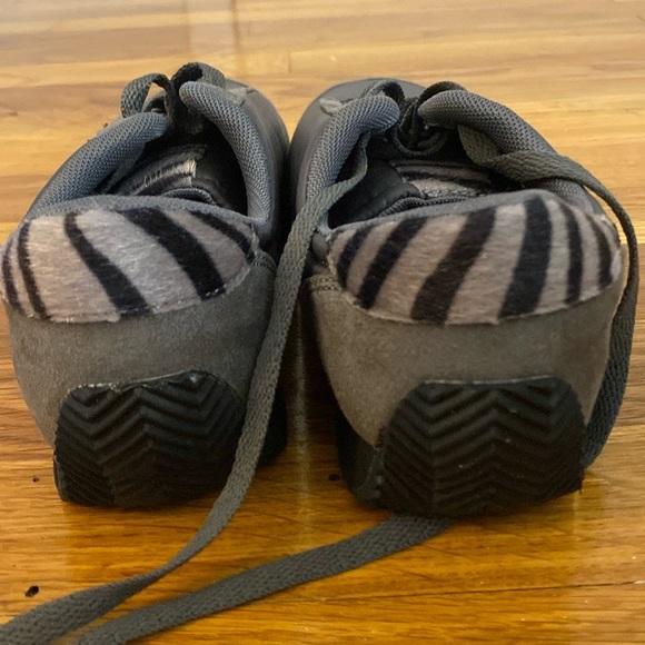 Very G Women’s Gray Sneakers Size 9 - Picture 3 of 8